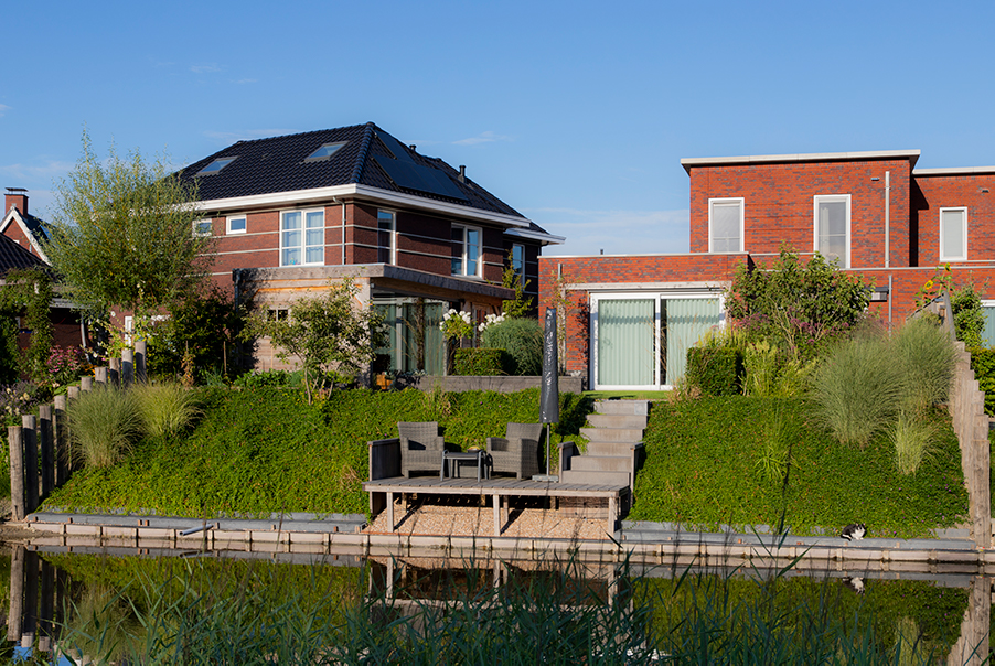Natuurlijke tuin aan het water